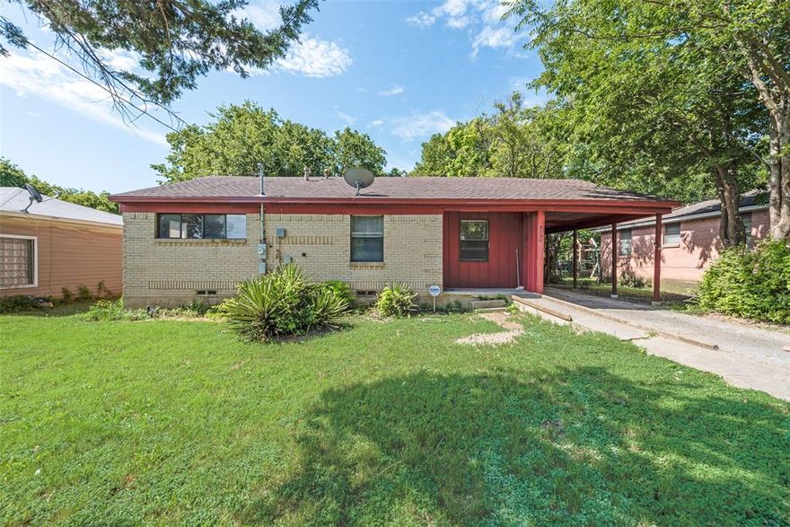 Dueño a Dueño – Owner Finance Available! El dueño financiará con un enganche del 10% y el resto se puede financiar de 10 hasta 30 años, sin penalización por pago anticipado ni por refinanciar. Owner will finance with a 10% down payment and will finance the remaining balance from 10 to 30 years, with no pre-payment penalty for refinancing or paying off early. 

Welcome to 3130 Springfield Avenue, a clean and move-in ready 3-bedroom, 2-bathroom home in the heart of Lancaster, TX. This 1,448 sq ft home sits on a spacious 0.23-acre lot and features a functional layout with two living areas, an open dining area, and a comfortable flow throughout. The primary bedroom includes its own cozy fireplace—perfect for winding down at the end of the day. The backyard is fully fenced, offering plenty of room for pets, play, or outdoor entertaining. Additional highlights include a carport for covered parking and ample driveway space. Seller is offering owner financing, providing a great opportunity for buyers seeking flexible terms without the need for traditional lending. Nestled in a quiet, established neighborhood, this home is just minutes from local schools, parks, and major highways. Lancaster is known for its welcoming community, historic charm, and convenient access to the Dallas metro—making it a great place to call home. Schedule your tour today!