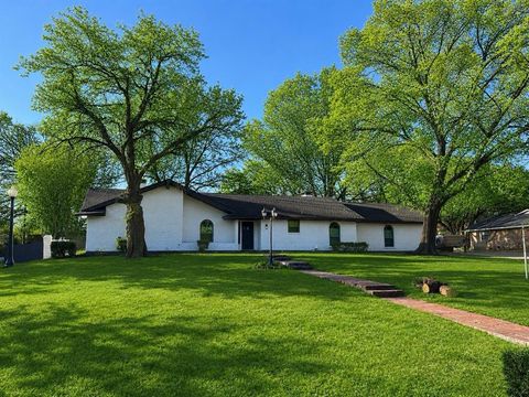 Photo of 418 Jo Aynn Circle, Bonham, TX 75418 (MLS # 21262431)