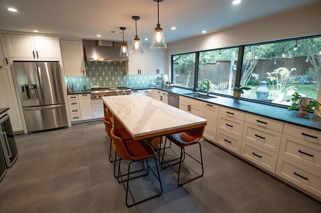 11406 Hillcrest Road