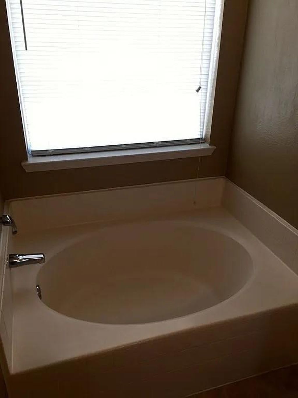 Photo of 516 Ashdale Drive, Fort Worth, TX 76140 (MLS # 21213324)