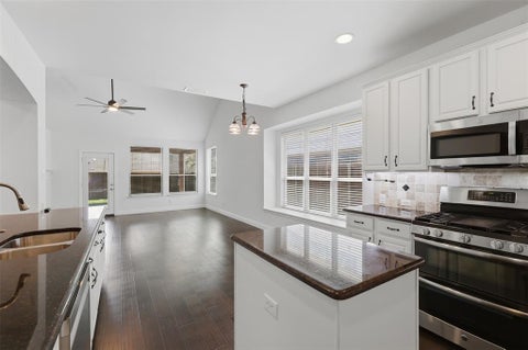 Tiny photo for 6974 Shoreview Dr, Grand Prairie, TX 75054 (MLS # 21340404)