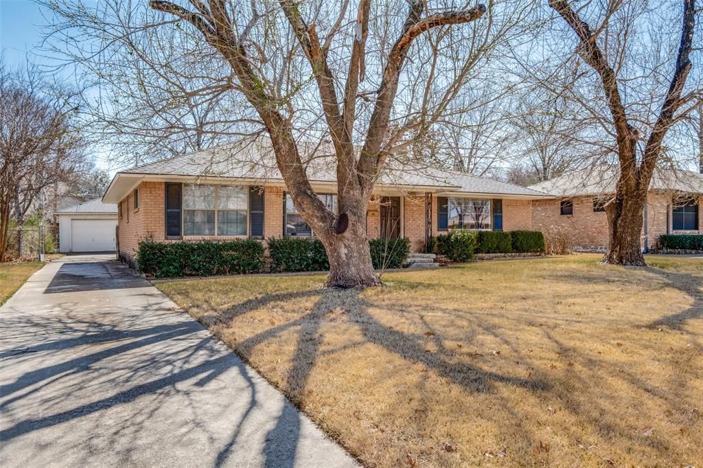 Photo of 11062 Milhof Drive, Dallas, TX 75228 (MLS # 21187987)