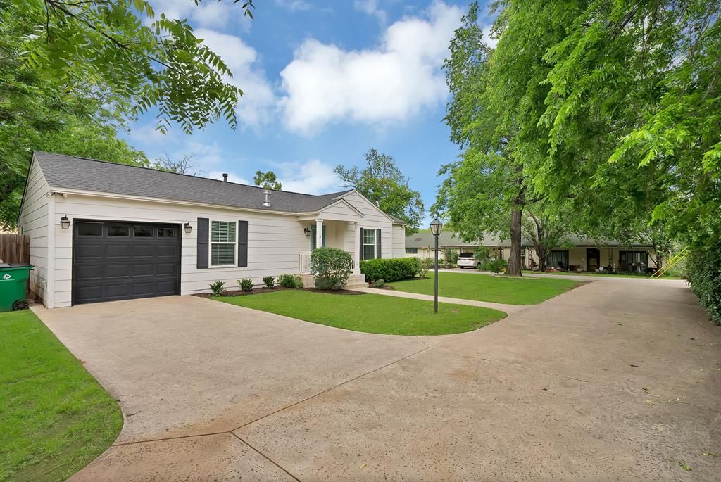 Photo of 123 Waggoner Lane, Westworth Village, TX 76114 (MLS # 21251122)
