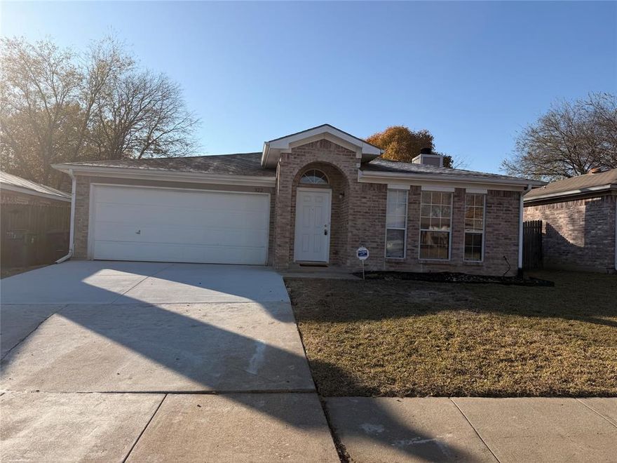 Charming 3-Bedroom Home for Rent in Arlington, TX Modern Updates & Great Location
Welcome to this beautifully updated 3-bedroom, 2-bathroom home with a 2-car garage in Arlington, Texas. Offering the perfect mix of comfort and style, this property features fresh interior paint, stunning flooring throughout, and an updated AC system for year-round comfort.
The modern kitchen with spacious countertops is ideal for cooking and entertaining, while the open living room provides a warm and inviting space for family gatherings. Step outside to enjoy a fenced backyard, perfect for pets, play, or weekend barbecues.
Located in a desirable Arlington neighborhood, this home combines convenience with charmclose to shopping, dining, schools, and major highways for an easy commute.
If youre searching for a move-in ready home in Arlington with modern upgrades and timeless appeal, this property is the perfect retreat.
Ask us about our Military and First Responder Discount.