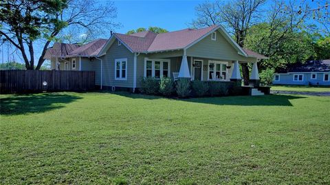 608 S Broad Street Saint Jo TX 76265