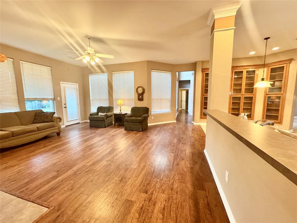 2001 Warwick Crescent Court