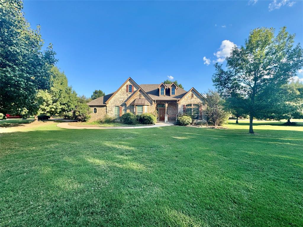 2001 Warwick Crescent Court