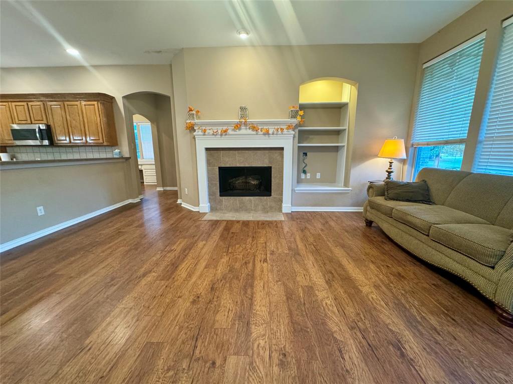 2001 Warwick Crescent Court