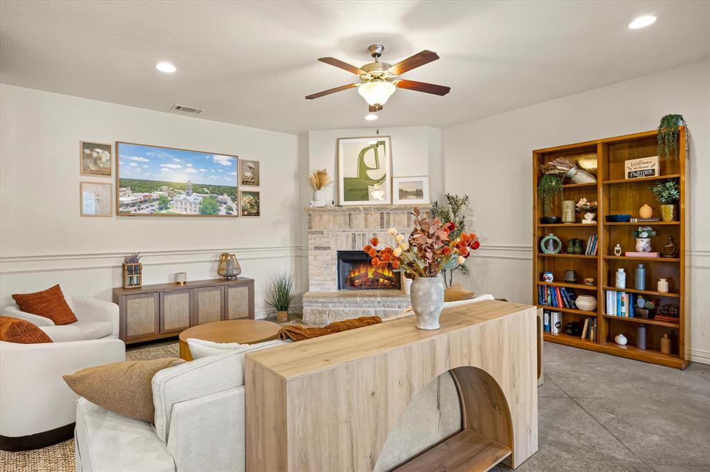 1004 W Apache Trail