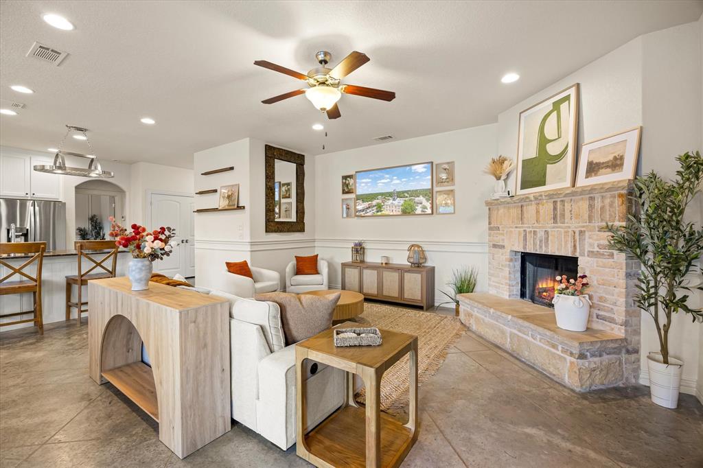 1004 W Apache Trail