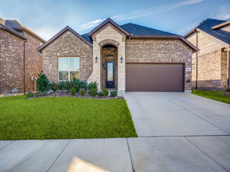 ADORABLE 1 STORY WITH 3 BEDROOMS, STUDY, WINEBAR, MUDROOM AND MAIL CENTER COMPUTOR NICHE.HUGE 21FT X 16FT LIVING AREA WITH FIREPLACE AND SURROUND SOUND.OPEN KITCHEN WITH MASSIVE ISLAND, GRANITE AND TONS OF CABINETS AND COUNTER SPACE. LARGE WALKIN PANTRY.GORGEOUS CERAMIC WOOD TILE IN MAIN AREAS. VERY EFFICIENT PLAN WITH NO WASTED SPACE. LARGE BACK YARD WITH WOOD FENCING. COVERED PATIO WITH GAS STUB CONNECTION.GREAT HOUSE IN A GREAT FRIENDLY NEIGHBORHOOD. ROOF REPLACED IN 2021