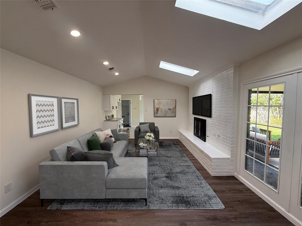 4348 Selkirk Drive W