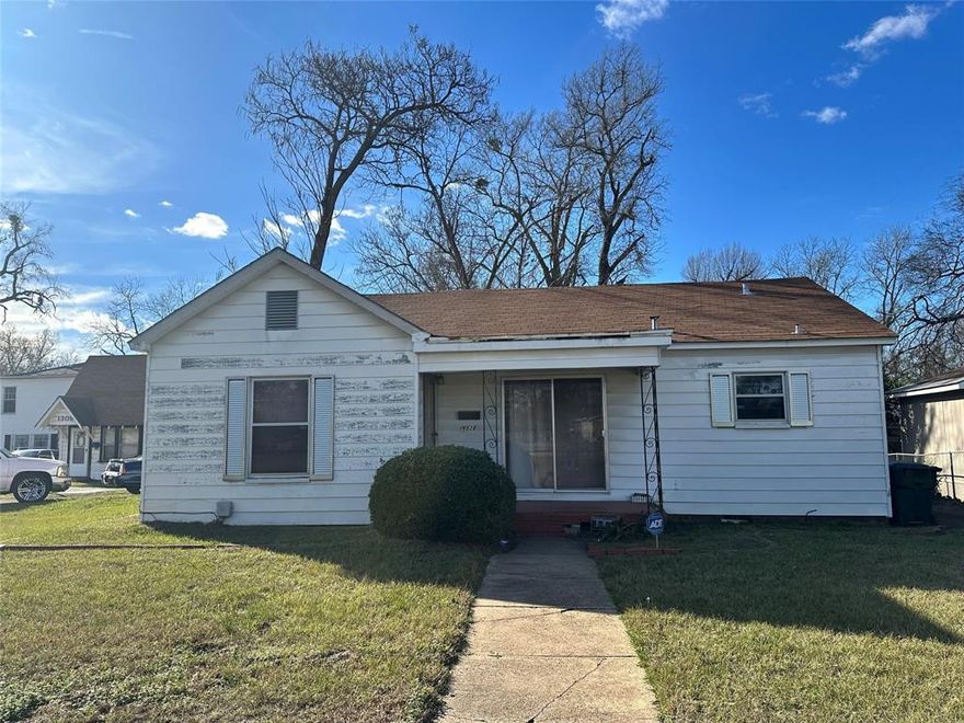 This existing home on a large 12,000+ sq ft lot is perfect for a full renovation or a strategic tear-down to make way for new construction. Zoned for single-family or duplexes, you can capitalize on the zoning by building a set of duplexes to create multiple income streams. Large, useable lot with excellent street frontage and access. Whether you’re planning a renovation to flip or hold, or looking to develop duplexes for long-term cash flow, this property checks all the boxes. Bring your vision, plans, and contractor; opportunities like this don’t come around often!