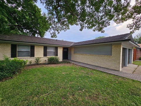 Photo of 220 Bluebird Circle, Denton, TX 76209 (MLS # 21385160)
