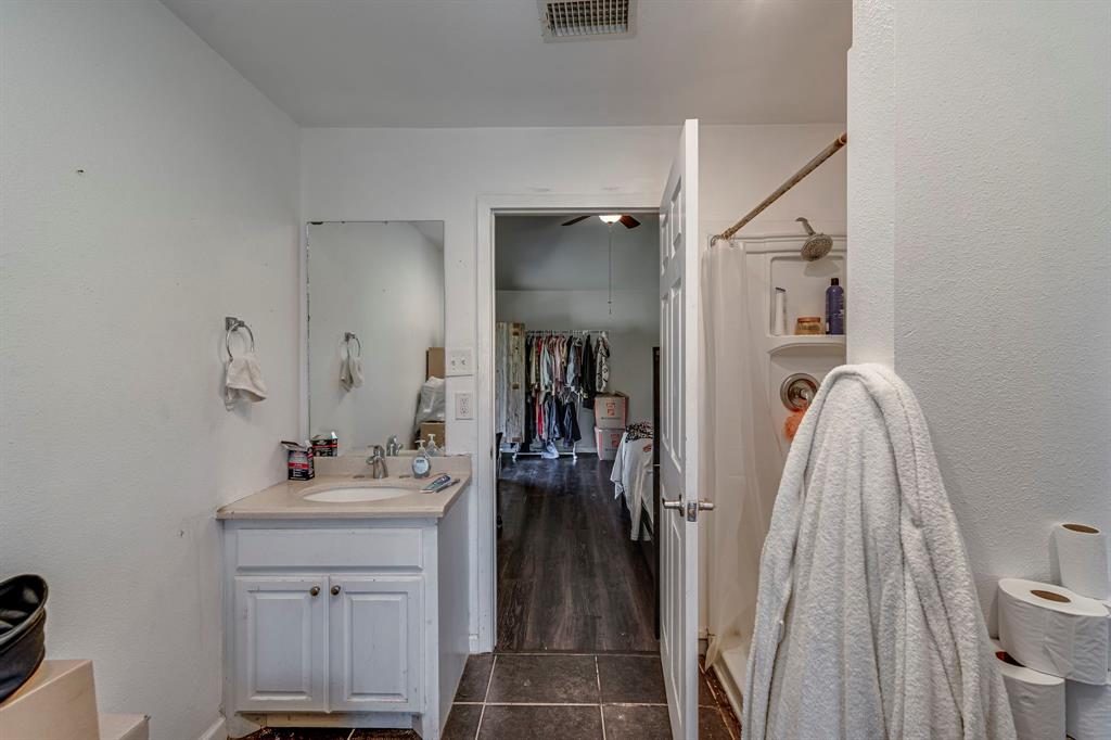 E Bellow - Commercial Sale