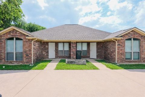 Photo of 723 N Marsnhall Street, Franklin, TX 77856 (MLS # 21243947)