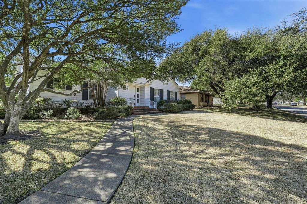 Photo of 302 Carr Street, Hillsboro, TX 76645 (MLS # 21115812)