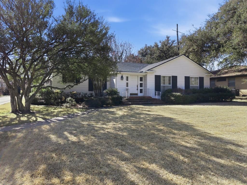 Photo of 302 Carr Street, Hillsboro, TX 76645 (MLS # 21115812)