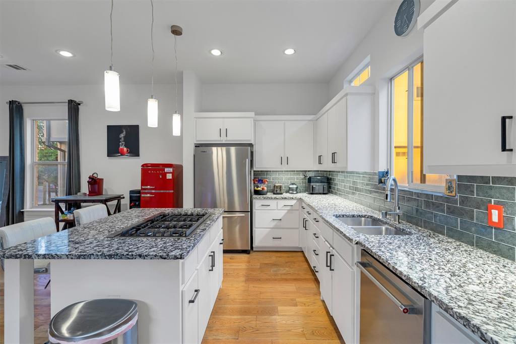 Lewis Court Twnhms - Residential