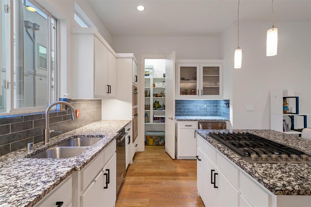 Lewis Court Twnhms - Residential