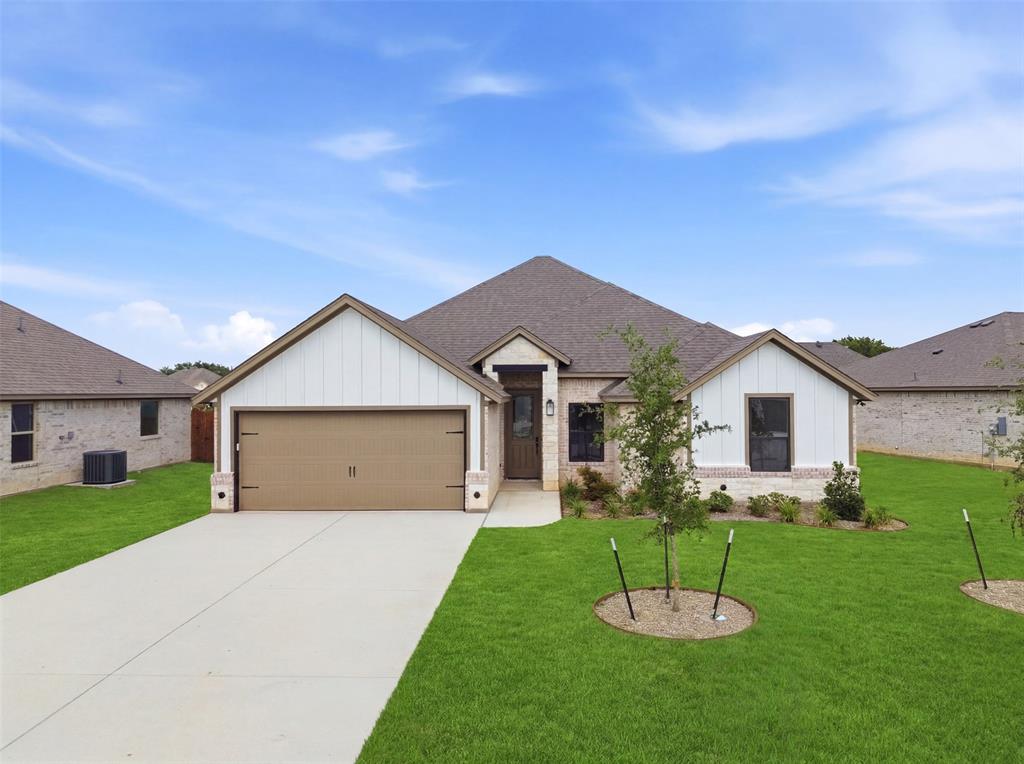 Photo of 728 Raylan Street, Springtown, TX 76082 (MLS # 21373700)
