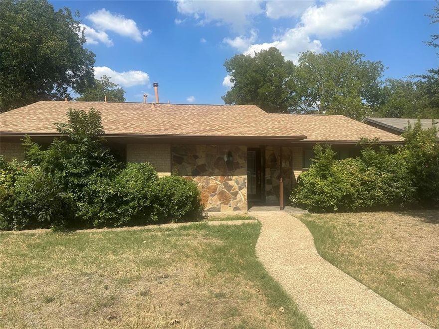 Handyman special in established neighborhood.  Need a lot of work but has great potential!  Use your imagination.  Walking distance to Newton Rayzor Elementary.  Hurry unique opportunity!