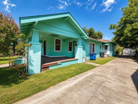 Photo of 707 W Brooklyn Avenue, Dallas, TX 75208 (MLS # 21391304)
