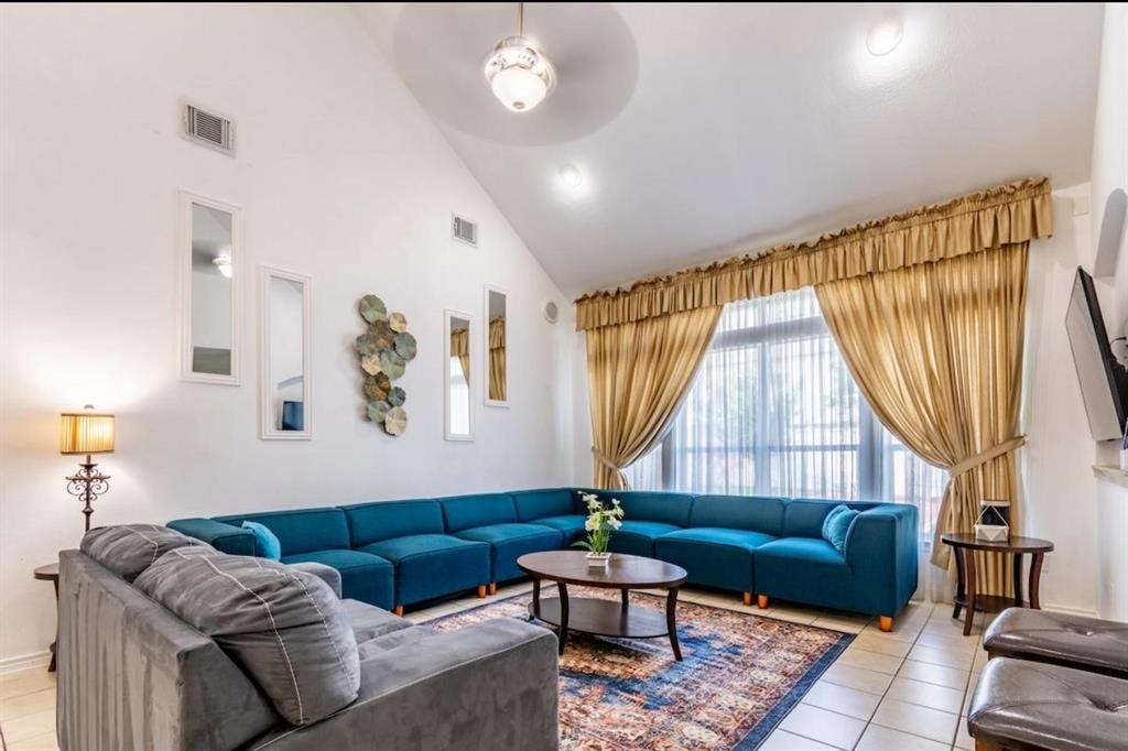 2206 N Carroll Avenue