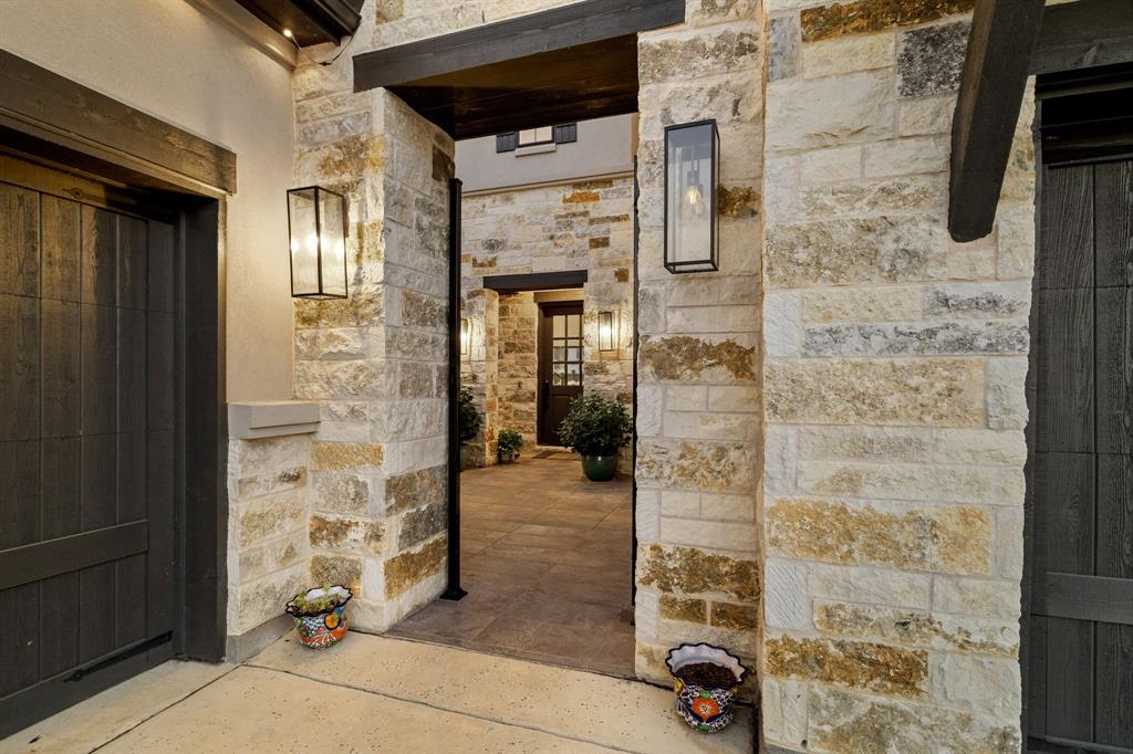 2421 Heathrow Lane