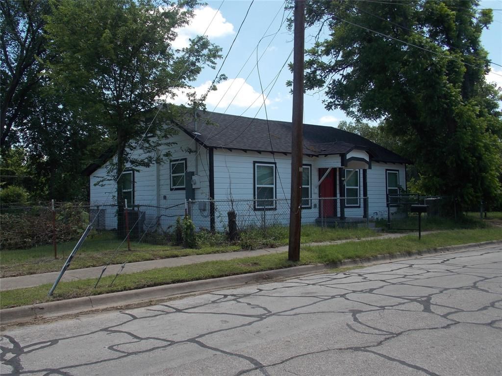 Photo of 923 Linn Street, Waco, TX 76704 (MLS # 21268507)