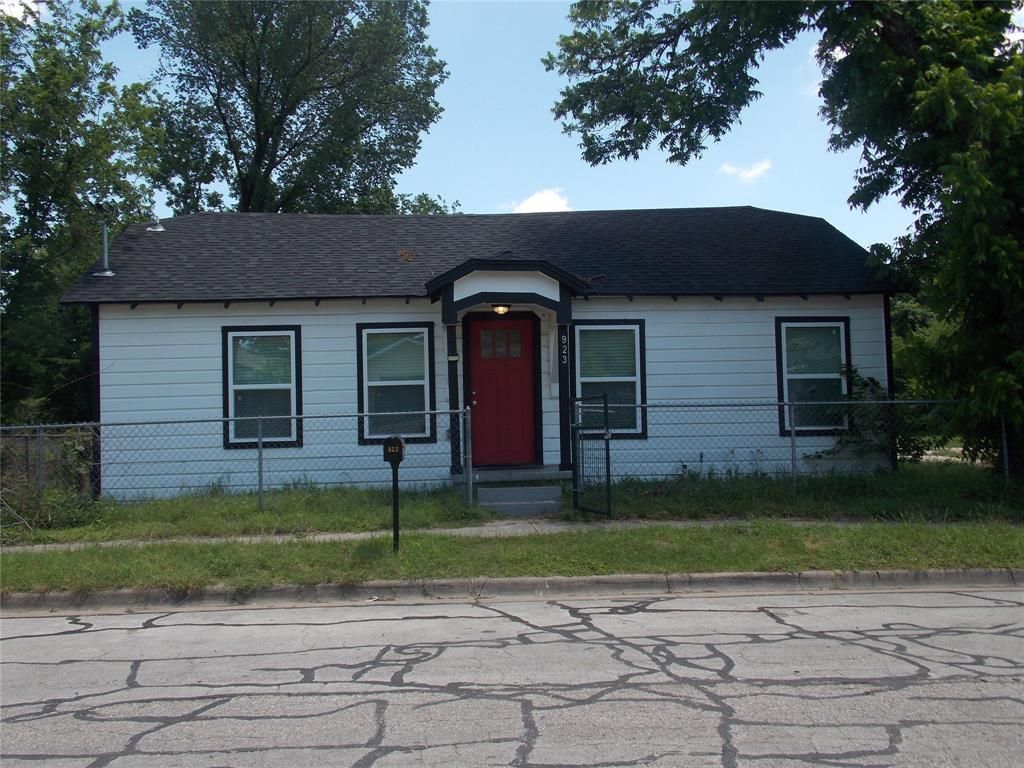 Photo of 923 Linn Street, Waco, TX 76704 (MLS # 21268507)