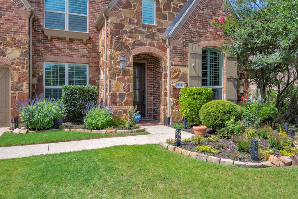944 Highpoint Way