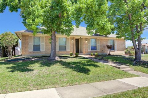 Photo of 1733 Brighton Drive, Carrollton, TX 75007 (MLS # 21271522)