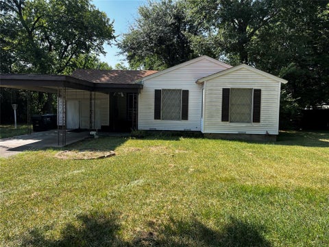 Photo of 1005 Commerce Drive, Greenville, TX 75401 (MLS # 21348701)