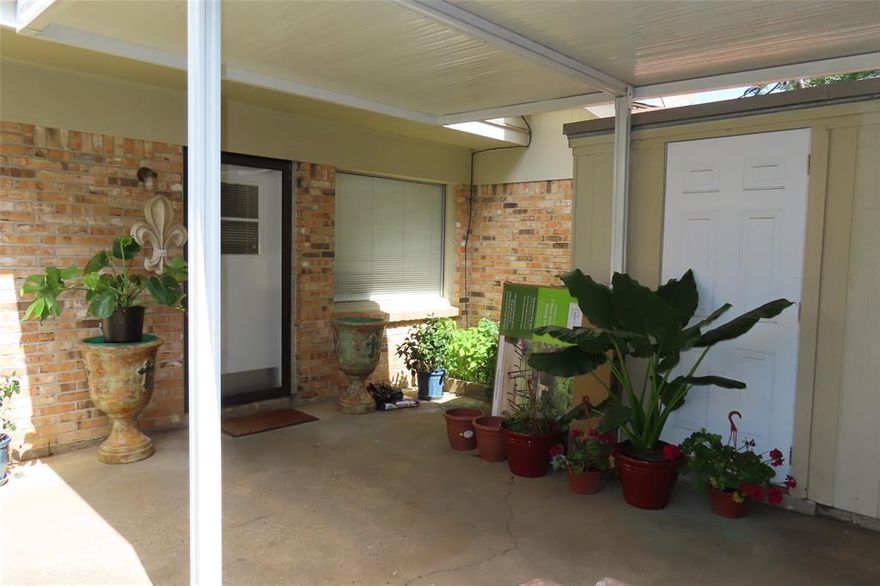 Emmaculate, updated, 3 bedroom, 2 full baths,, one half bathprivacy fence surrounds the patio, close to churches, grocery stores and downtown.  Only 35-60 minutes form Bossier City, Minden and Magnolia, Arkansas