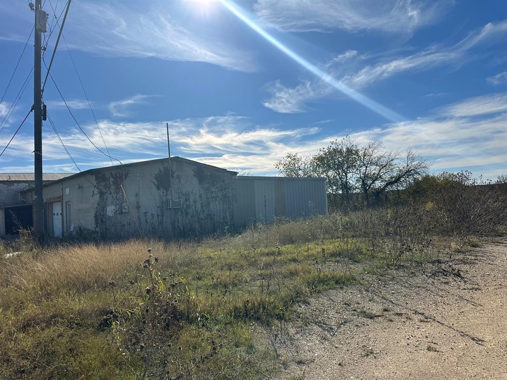 MAGNESS - Commercial Sale