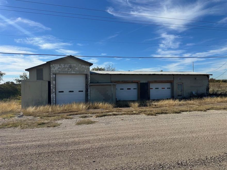 5.42 Acres Great location retail, gas station, truck stop, warehouse, many other possibilities, building needs renovation