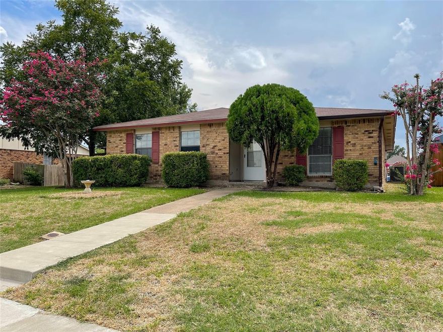 Close to the interstate, shopping and dining, this home is in a great location. Charming 3 bedroom 2 bathroom with 2 dining areas, 2 living areas and a den. Close to Pearson Elementary School. 
No pets allowed, no exceptions.