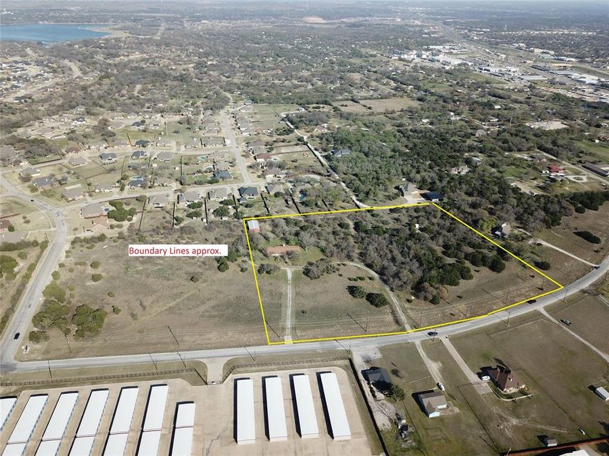 10+- acres in rapidly expanding area, making this a Prime site for immediate or future projects. Prime Location with Easy Access to I-20 and US-180, H-E-B, Walmart, Walgreens, Starbucks, Chipotle and Chick-Fil-A among many others. Situated in Parker County, one of the fastest-growing areas in the U.S., this development benefits from nearby economic growth and new developments, including a $40 million city infrastructure investment. Adjacent to this property sits a planned unit development, Village at Oakridge, 55+ independent living community. Water, sewer, electric along street. 
Google maps: 502 N Oak Ridge Dr Hudson Oaks, TX 76087 Property corners Flagged and Marked. Signage on property coming soon. Questions 8 1 7 6 5 8 7 2 6 1