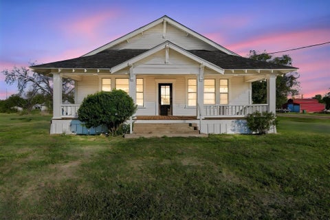 Photo of 411 E Marrion Street, Itasca, TX 76055 (MLS # 21421234)
