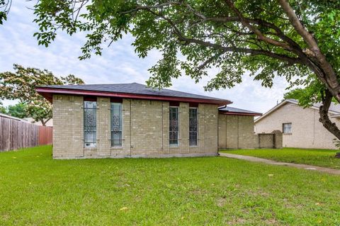 825 Cherry Hills Drive Lancaster TX 75134