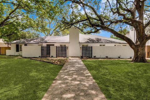 Photo of 6034 Prestonshire Lane, Dallas, TX 75225 (MLS # 21242127)