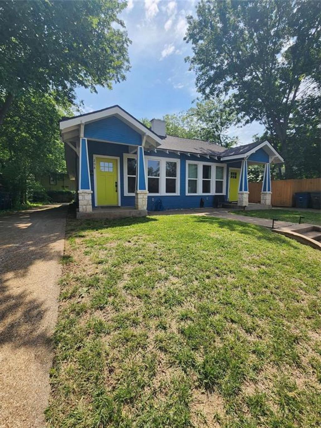 Photo of 208 N Waverly Drive #206-208, Dallas, TX 75208 (MLS # 21268134)