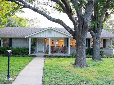 Photo of 2324 Lake Air Drive, Waco, TX 76710 (MLS # 21301502)