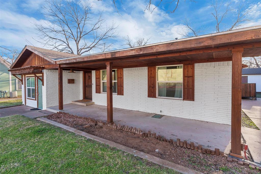 212 N Crockett Street