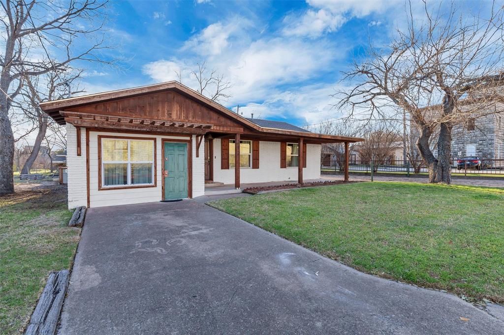 Photo of 212 N Crockett Street, Granbury, TX 76048 (MLS # 21191680)