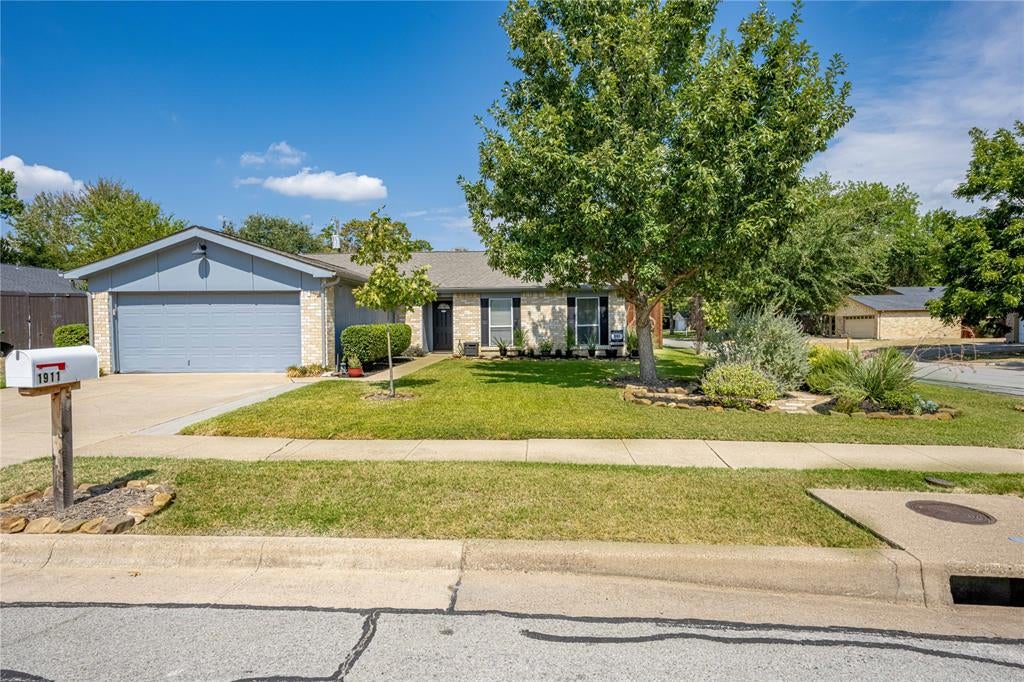 Photo of 1911 Crooked Creek Lane, Arlington, TX 76006 (MLS # 21421189)