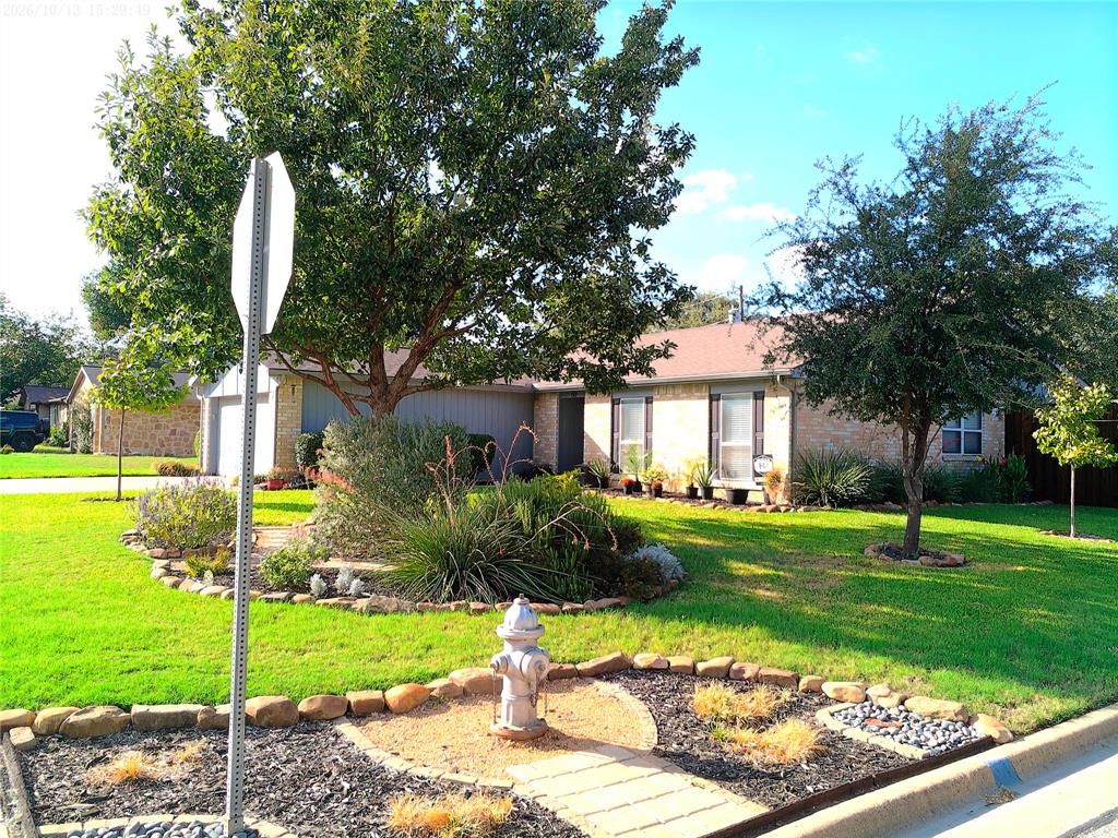 Photo of 1911 Crooked Creek Lane, Arlington, TX 76006 (MLS # 21421189)