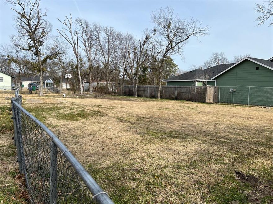 Here’s your chance to grab a build-ready 50ft x 110ft lot right inside the Terrell city limits, sitting in an established neighborhood with no HOA to hassle you. Whether you’re a builder looking for your next spec home or an investor hunting for a solid infill opportunity, this one checks all the boxes.
The lot has already been cleared, but still keeps a big mature shade tree that adds character and curb appeal. City water, sewer, and electric are available, making it easy to get your project off the ground.
You’ll love the easy access to highways and downtown Terrell, with shopping, dining, and everyday conveniences just minutes away.
Bring your plans, pour the slab, and build something special right here in the heart of East Texas. Opportunities like this don’t come around often—don’t let this one slip by!