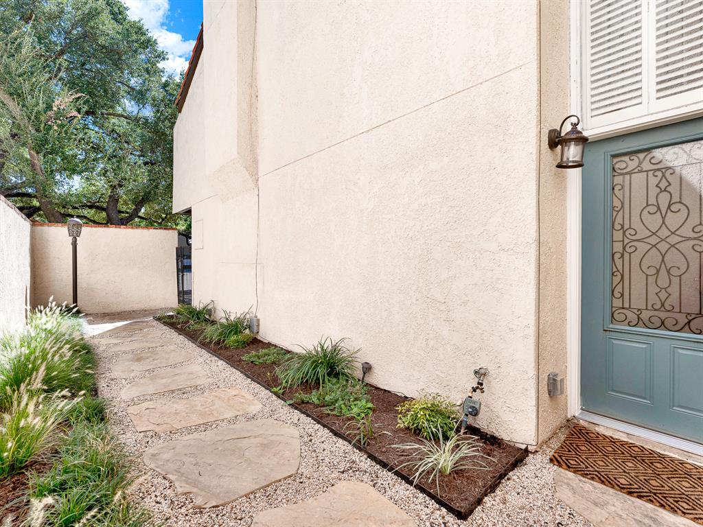 9605 Knobby Tree